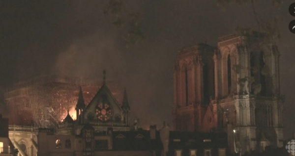 La cathédrale Notre-Dame de Paris brûle