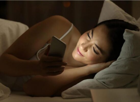 Le mode nuit serait pire pour le sommeil que la lumière bleue, selon une étude