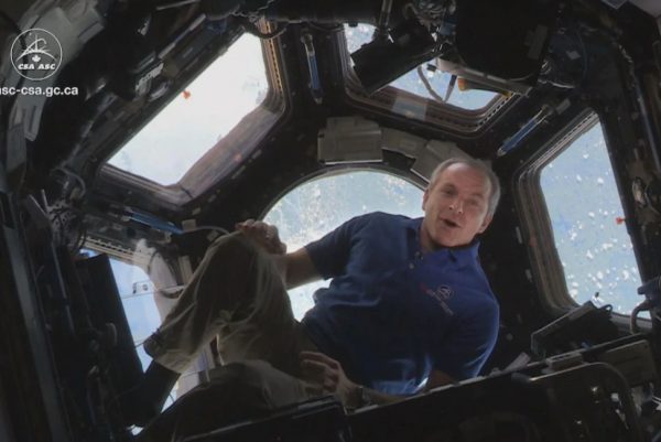Les astronautes canadiens donnent des trucs pour survivre au confinement