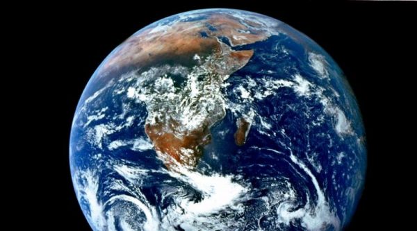 Des particules cosmiques très puissantes foncent sur la Terre actuellement mais personne ne sait trop pourquoi