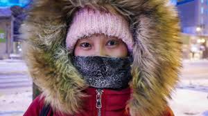 COVID-19 : non, votre foulard ne remplacera pas votre masque cet hiver