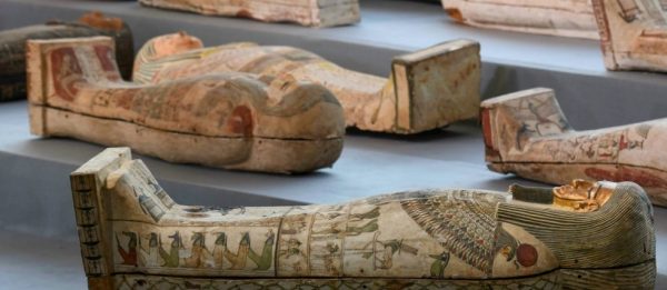 Egypte: découverte de plus de cent sarcophages intacts, un « trésor »