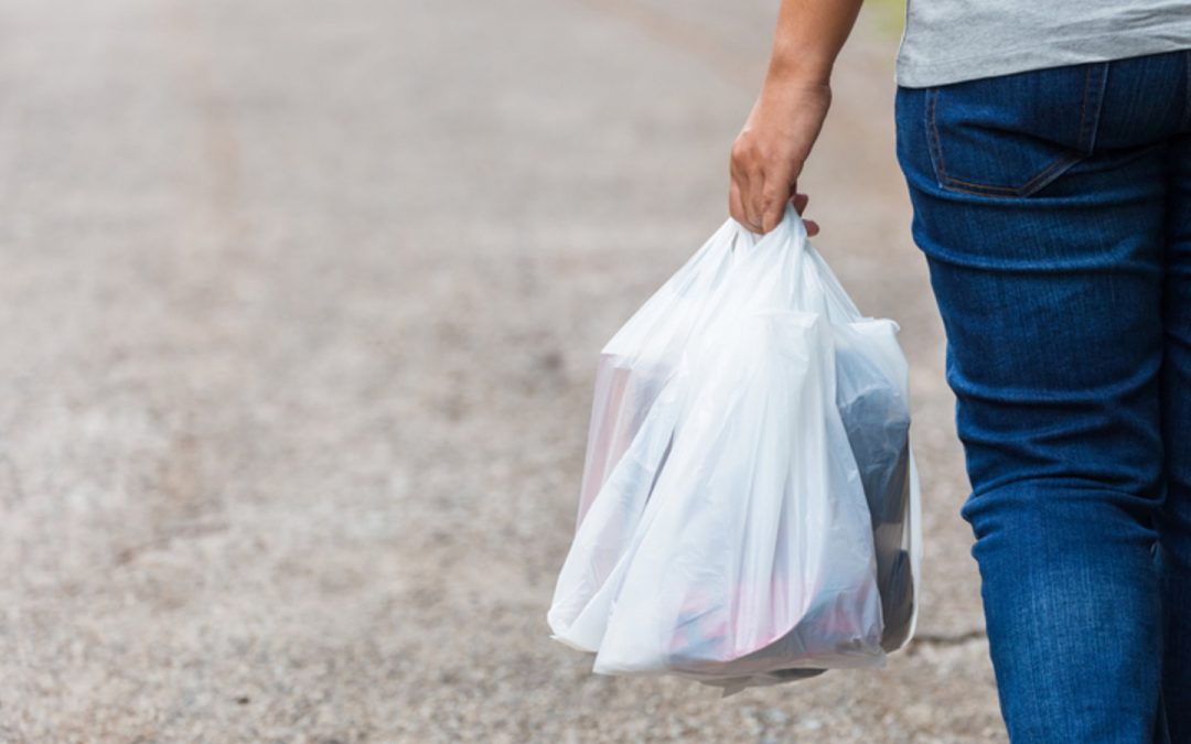 Bannir les sacs de plastique : efficace pour l’environnement? Ça dépend