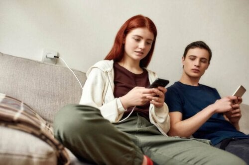S&rsquo;il contrôle votre smartphone, il vous contrôle : comment éviter le cybercontrôle ?