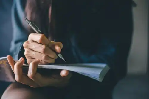 Quels sont les avantages de l&rsquo;écriture manuscrite pour le cerveau ?