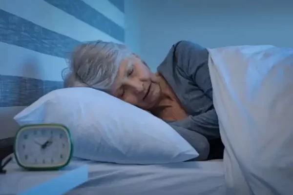 Sommeil et vieillissement : à quoi ressemble le repos chez les personnes âgées ?