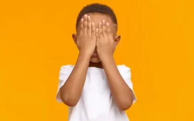 L&rsquo;enfant timide : 5 erreurs courantes que font les parents