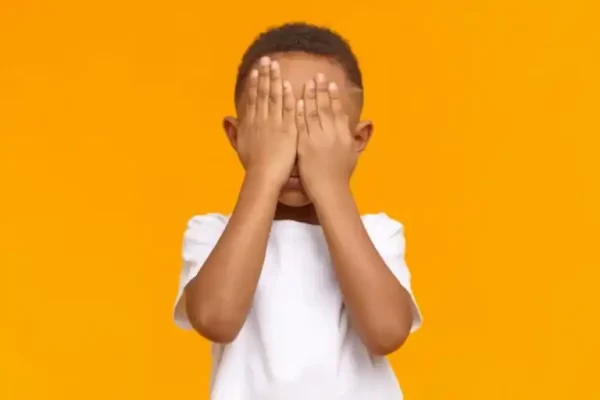 L&rsquo;enfant timide : 5 erreurs courantes que font les parents