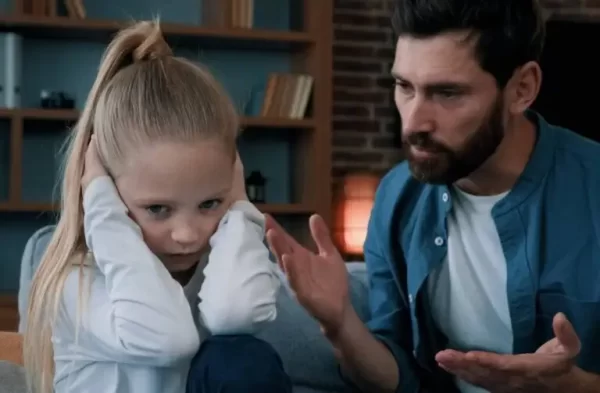 7 signes que vous avez été élevé par des parents manipulateurs