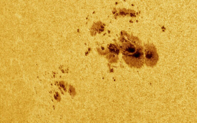 La mère de toutes les taches solaires et une éruption solaire de classe x